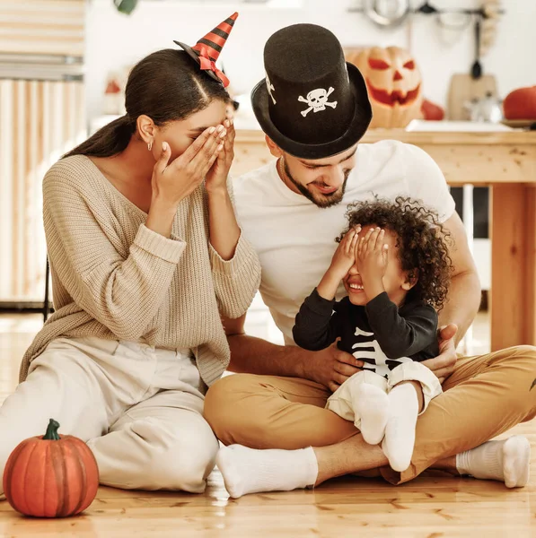 Счастливая Многонациональная Семья Мать Отец Маленький Сын Веселятся Празднуют Хэллоуин — стоковое фото