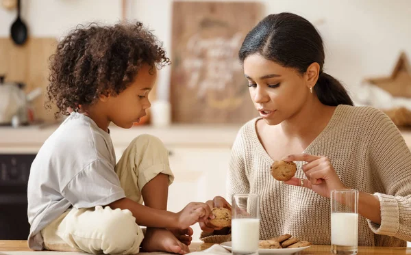 Heureux Mulâtre Famille Mère Petit Fils Manger Des Biscuits Avec — Photo