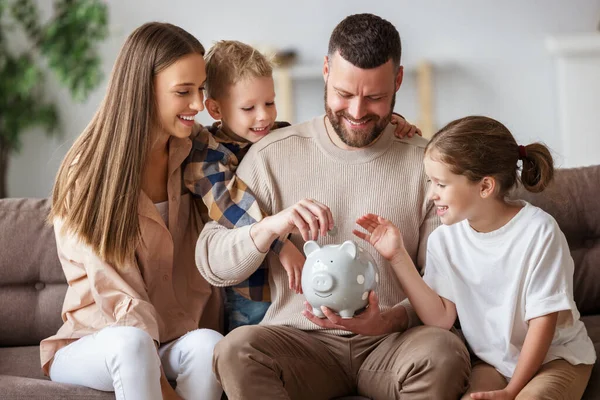 Família Feliz Mãe Alegre Pai Com Crianças Sorrindo Colocando Moedas — Fotografia de Stock