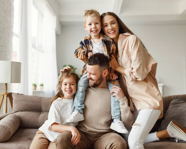 Glückliche Familienmutter Vater Und Kinder Spielen Und Lachen Hause Auf — Stockfoto