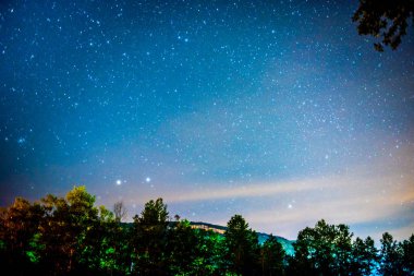 Nehrin yanında yıldızlı gökyüzü