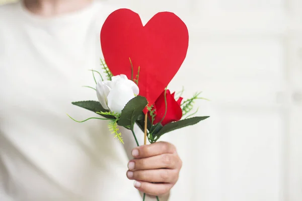 Kobieta Ręka Trzyma Kształt Serca Czerwony Papier Kwiaty Walentynki — Zdjęcie stockowe
