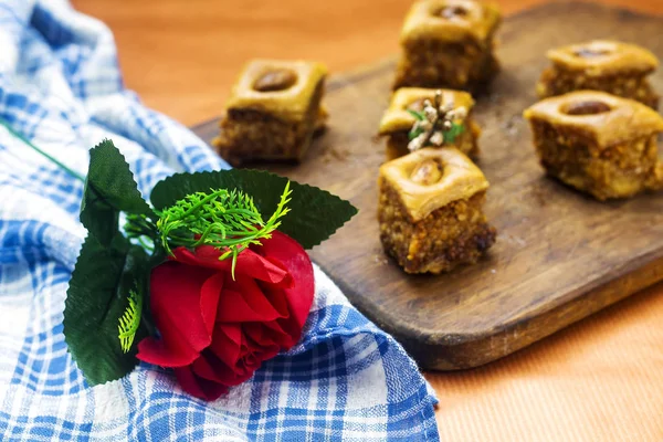 Domácí Tradiční Arabský Zákusek Baklava Spálené Arašídové Zdobené Červenými Květy — Stock fotografie