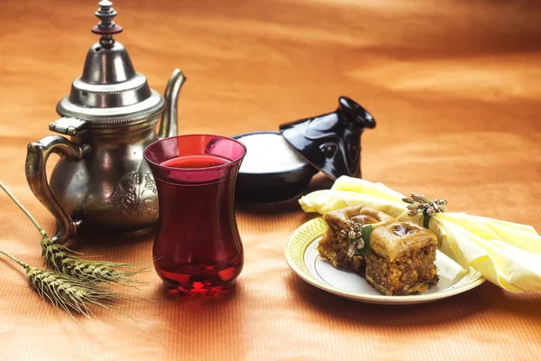 Baklava Dessert Arabe Traditionnel Fait Maison Avec Arachide Brûlée Théière — Photo