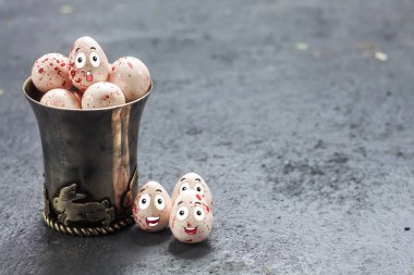 lezzetli pembe çikolata Paskalya yumurtaları komik karikatür yüz gümüş bunny Kupası, tatil kavramı ile