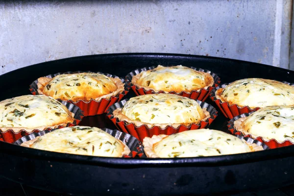 Gebackene Hausgemachte Quiche Torte Mini Metallformen Auf Schwarzem Teller Ofen — Stockfoto