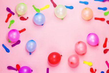 Doğum gününde pembe arka plan, tatil kavramı için renkli balonlar