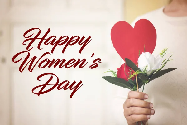 Mano Mujer Sosteniendo Forma Del Corazón Papel Rojo Flores Feliz — Foto de Stock