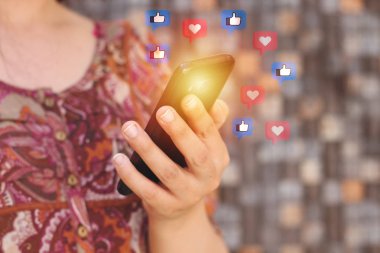 kadın el smartphone sosyal medya kavramı ile kullanma