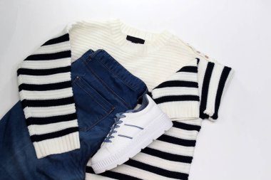 Kadın Koleksiyonu: mavi mavi şeker ve zebra yün kazak ile jean ve beyaz spor ayakkabı