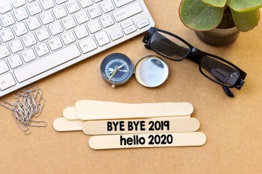 Güle güle 2019 ile ahşap sopa Hello 2020, yeni yıl kavramı