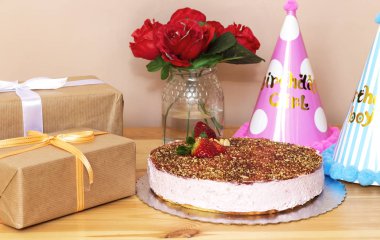 güzel tatlı daha da özel, çilek bavarois (olarak da bilinen Bavyera krem), kız ve erkek doğum günü konsepti