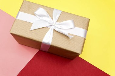 dikdörtgen hediye kutusu üç renk kağıt üzerinde: kırmızı ve pembe ve sarı