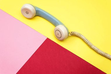 renkli arka plan üzerinde izole eski retro telefon yakışıklı