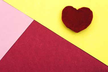 renkli arka plan üzerinde aşk kavramı izole küçük kırmızı kalp