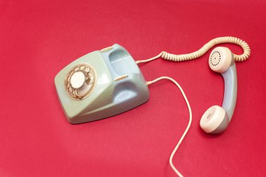 kırmızı, pembe arka plan izole eski retro telefon