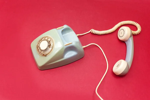 Retro Lama Telepon Terisolasi Merah Latar Belakang Merah Muda — Stok Foto