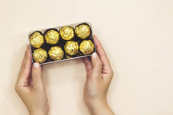 Primera Mano Mujer Sosteniendo Una Caja Dulces Chocolate Premium Oro — Foto de Stock