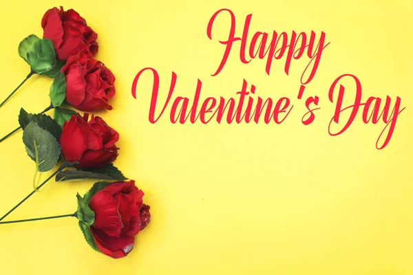 Schöne Rosen Blühen Isoliert Auf Gelbem Hintergrund Für Valentinstag Oder — Stockfoto