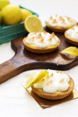 Meyer limon Tartlets kesme tahtası üzerinde Limon Lor ile