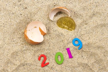 Altın bitcoins içinde bir kırık yumurta kabuğu ve ahşap şekillendirme 2019 yeni yıl numaraları. Bitcoins ve yeni sanal para kavramı