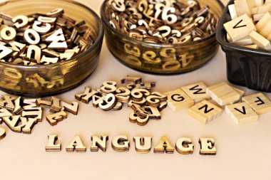 El kadın küçük ahşap harfler ile dil metni şekillendirme