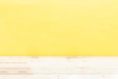 Ahşap Pano boş tablo önünde sarı arka plan bulanık
