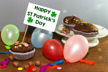 çikolata Arapça ev yapımı kek ve pasta mutlu st Patricks Günü kartı ile stand