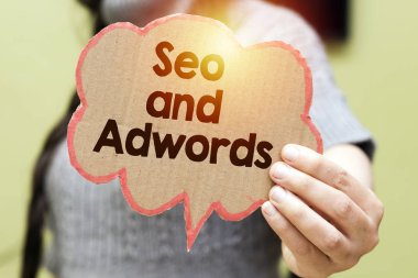 SEO ve adwords tutan closeup kadın