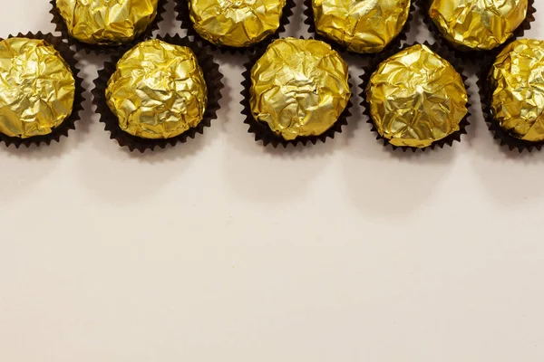 Dulces Chocolate Premium Oro Aislados Sobre Fondo Rosa Concepto Feliz — Foto de Stock
