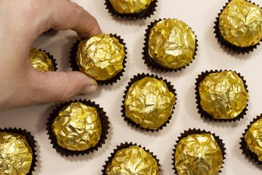 kadın yemek altın premium çikolata tatlılar