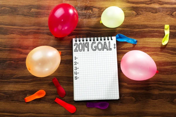 2019 Στόχος Λίστα Στο Σημειωματάριο Και Πολύχρωμα Μπαλόνια Φως Νέον — Φωτογραφία Αρχείου