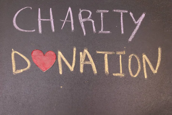 Hayırseverlik bağış el yazısı O yerine renkli tebeşir ve kalp simgesi olan