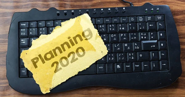 siyah klavye yukarıda eski kağıt metinde 2020 planlama