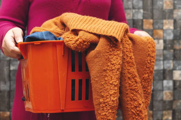 tatlı kadın giysi bağışı için plastik turuncu kutu holding