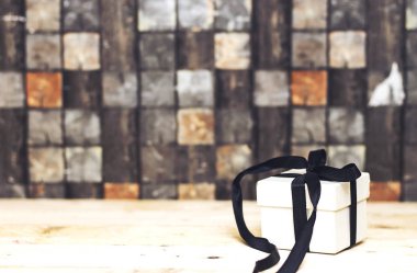 Beyaz küçük kutu ahşap masa üzerinde siyah kurdele ile tatil için mevcut