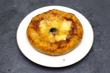 ev yapımı Arapça margarita mini pizza domates, peynir, Siyah Zeytin, kekik gri ahşap zemin üzerine