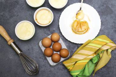 Cezayir ev yapımı vanilyalı karamelli muhallebi çöl, börek