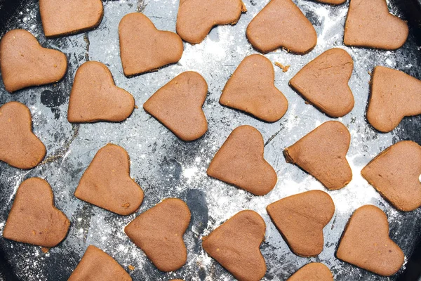 Não Cozido Biscoitos Corações Prato Metal Com Farinha — Fotografia de Stock