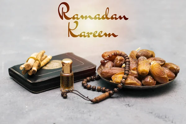 Ramadã Conceito Kareem Com Datas Livro Sagrado Muçulmanos Rosário Siwak — Fotografia de Stock