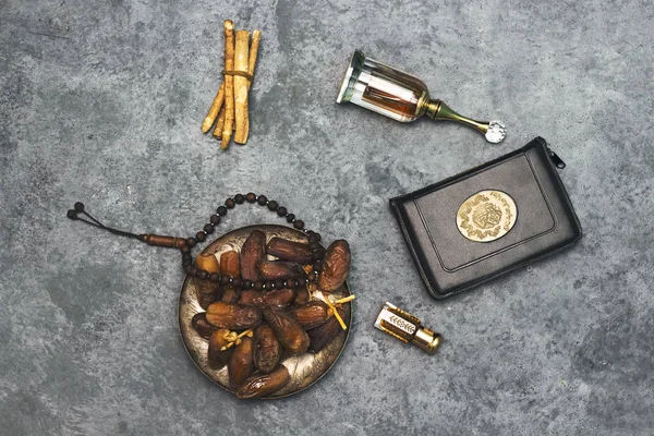 Ramazan kareem kavramı Tarih ve kutsal kitap Müslümanlar ve tespih, siwak, parfüm, siyah arka plan üzerine mum