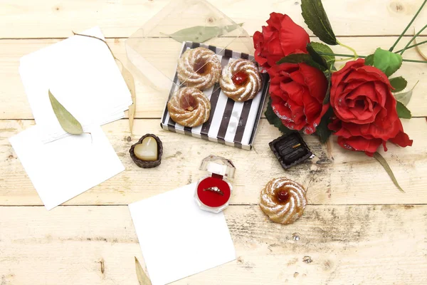 美しい赤いバラの花とキャンドル ノート紙 アプリコット ジャム クッキー ボックス リング同盟 結婚式 休日の概念 — ストック写真