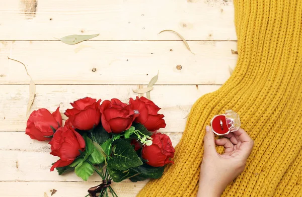 Красивые Красные Розы Цветы Закрыть Руку Держа Кольцо Альянс Коробке — стоковое фото