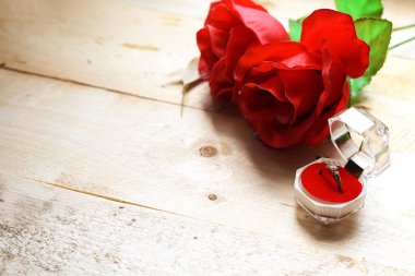 güzel kırmızı gül çiçekler ve kavram düğün yüzüğü İttifak kutusunda,
