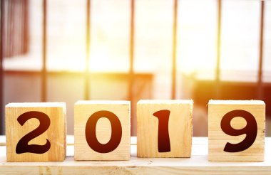 2019 yeni yıl tebrik kartı şablonu, ahşap masa ve Beyaz çimento duvar arka plan, metin kopyalama yeri olan afiş ahşap küplerin 2019