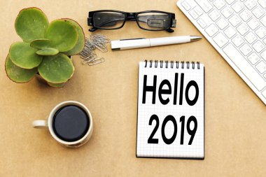 Merhaba 2019, yeni yıl kavramı, masaüstü: defter ve fincan kahve, kalem, gözlük, klavye ...