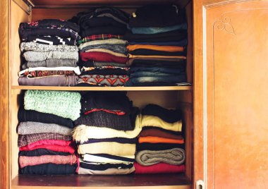 Güzel düzenlenmiş kış giysileri ile dolap. Renkli giysileri ile dolap giyinme