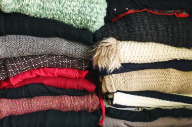 Güzel düzenlenmiş kış giysileri ile dolap. Renkli giysileri ile dolap giyinme