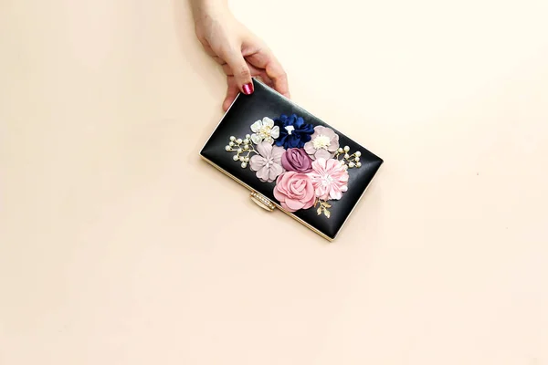 美しい花黒クラッチ 結婚式バッグ ピンク背景の分離を保持する女性 — ストック写真