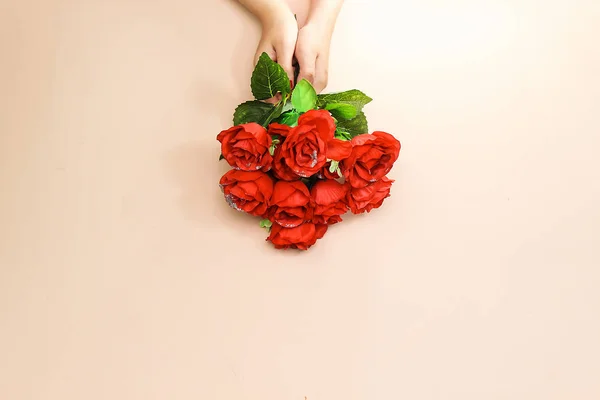 Main Femme Tenant Beau Bouquet Roses Pour Les Vacances Saint — Photo
